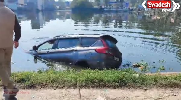 Sensational accident in Pilibhit: High speed car falls into pond