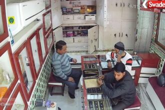 5 lakh rupees looted in broad daylight in Badaun, youth absconds with chain in bullion market