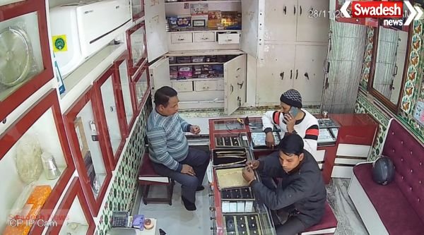 5 lakh rupees looted in broad daylight in Badaun, youth absconds with chain in bullion market