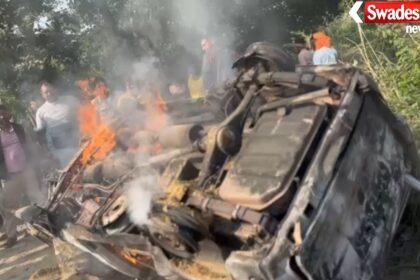 Major accident averted in Farrukhabad: School van suddenly caught fire, children saved their lives by jumping out