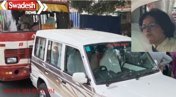 Hapur: District School Inspector Dr. Sweta Puthiya narrowly escaped a road accident.