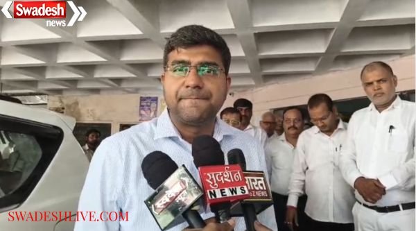 On Tehsil Day in Gorakhpur, the DM listened to the problems of the people.