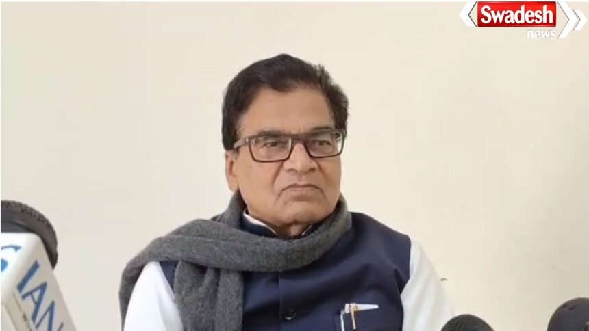 Prof. Ram Gopal Yadav's press conference in Firozabad, ranging from the Bihar elections to the conspiracy against Azam Khan, made sweeping statements.