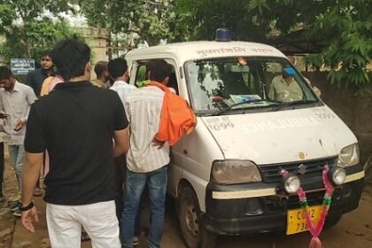 Gariaband: 8-year-old boy dies after being hit by high-tension wire, family surrounds electricity office