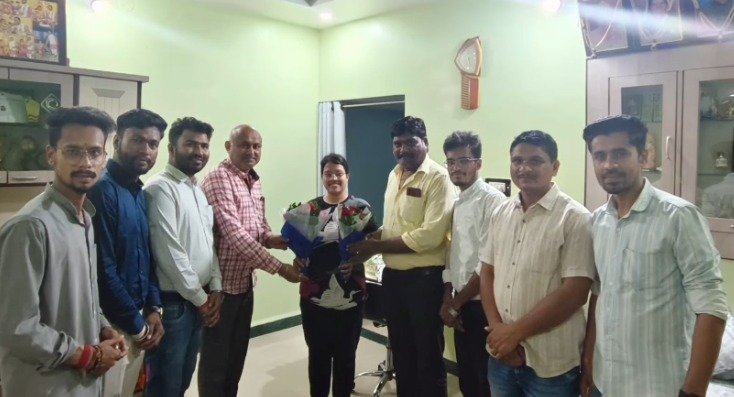 Dolly Savarkar of Bhainsdehi created history by becoming a CA and bringing glory to her city and family.