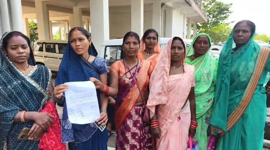 Balod: Women sanitation workers face financial crisis, haven't received their salaries for seven months, celebrate Diwali in dire straits