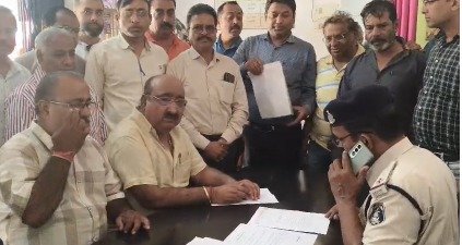 Social organizations united against Amit Baghel, reached the city police station, demanding action.