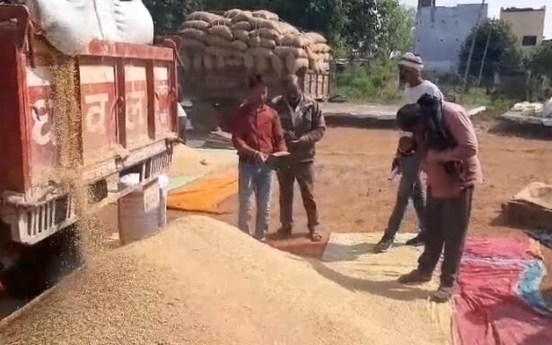 Procurement started after uproar: Chaos in Dhamtari paddy centers due to employee strike, farmers protest
