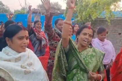 gangapur-liquor-shop-removed-residents-celebrate-ambikapur
