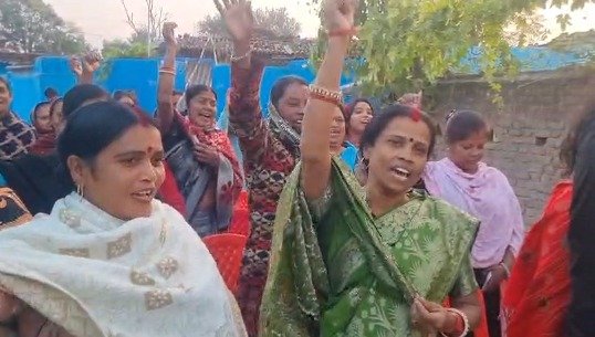 gangapur-liquor-shop-removed-residents-celebrate-ambikapur