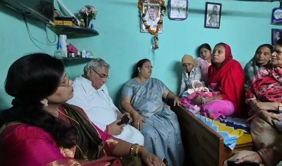 Durg sterilization scandal: After the death of two women, the Congress investigation team reached the spot, met the family members and gathered complete information.