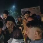 Farmers, upset over the mismanagement of fertilizer distribution, blocked the road in front of the market gate, ending after police intervention.