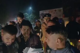 Farmers, upset over the mismanagement of fertilizer distribution, blocked the road in front of the market gate, ending after police intervention.