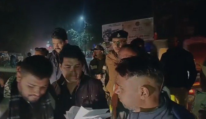 Farmers, upset over the mismanagement of fertilizer distribution, blocked the road in front of the market gate, ending after police intervention.