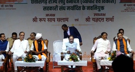 Raipur: Chief Minister Vishnu Dev Sai reached the Medical College auditorium, swearing-in ceremony of the new President-Vice President of the Minor Forest Produce Association.