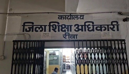 Dead bodies are present! The Rewa-Mauganj education department has shamefully issued notices to deceased teachers.