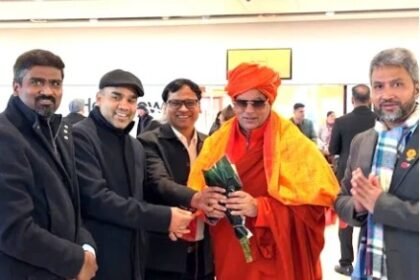 Sanatan's flag hoisted in Britain, Parliament gave rare double honour to Swami Chakrapani Maharaj