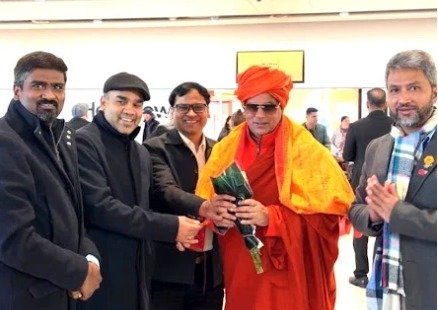 Sanatan's flag hoisted in Britain, Parliament gave rare double honour to Swami Chakrapani Maharaj