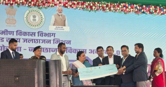 Jamtara received the first prize for watershed work; Minister Deepika Pandey Singh presented the award at a program in Lohardaga.