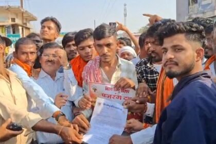 Bemetara: Uproar and road blockade over the death of a cow in the tehsil office premises, demand for action against the guilty officials intensifies