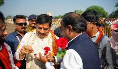 Barwani: Chief Minister Dr. Mohan Yadav tasted rural rabri at the helipad, his simplicity and easy-going nature are being discussed.