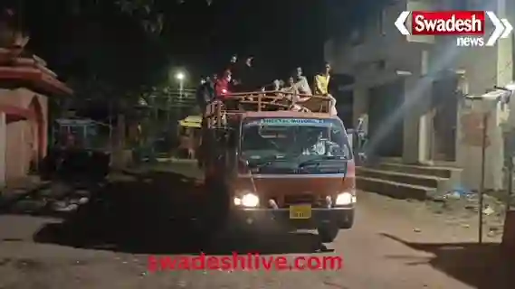 Dhamtari: Late night commotion due to cow smuggling, cow vigilantes caught a matador full of calves.