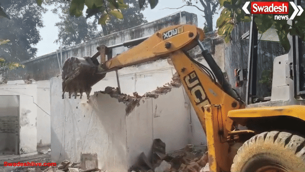 अंबिकापुर में गुलाब कॉलोनी में चला बुलडोजर, 13 सरकारी मकानों पर गिरी गाज