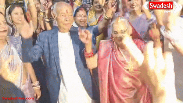 65वीं वैवाहिक वर्षगांठ बनी मिसाल: लाठी के सहारे चले बुजुर्ग दूल्हा-दुल्हन, घरवालों ने निकाली बारात