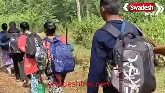 Naxalism suffers a major blow in Gariaband: 8 Naxalites carrying bounties worth lakhs surrender with their weapons before the IG.