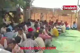 Gariaband: Employees of 'Kundel Paddy Collection Centre' stage protest and sit-in due to non-receipt of PF amount