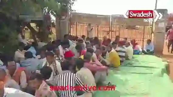 Gariaband: Employees of 'Kundel Paddy Collection Centre' stage protest and sit-in due to non-receipt of PF amount