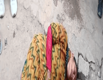 A daylight robbery took place in Firozabad. A woman was returning from a bank after withdrawing money and the robbers fled.