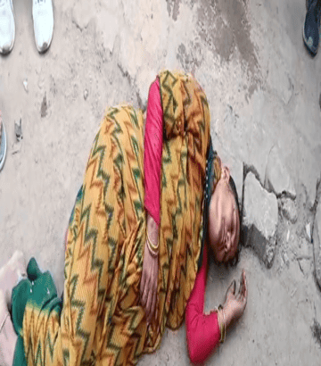 A daylight robbery took place in Firozabad. A woman was returning from a bank after withdrawing money and the robbers fled.