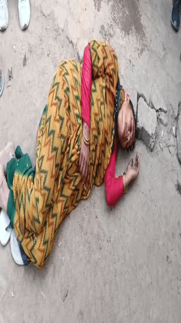 A daylight robbery took place in Firozabad. A woman was returning from a bank after withdrawing money and the robbers fled.