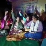 Narmadapuram: ASHA-USHA workers stage a 24-hour sit-in in the bitter cold, raising slogans against the government over their demands.