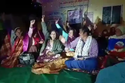 Narmadapuram: ASHA-USHA workers stage a 24-hour sit-in in the bitter cold, raising slogans against the government over their demands.
