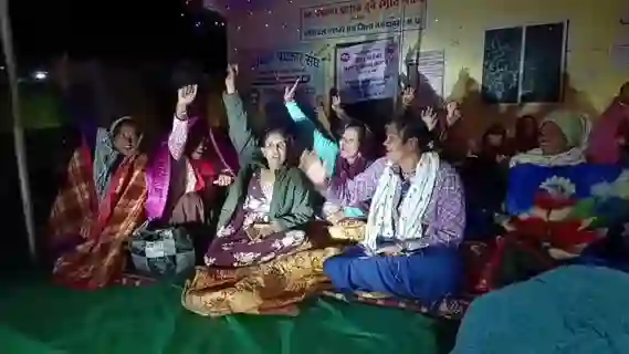 Narmadapuram: ASHA-USHA workers stage a 24-hour sit-in in the bitter cold, raising slogans against the government over their demands.