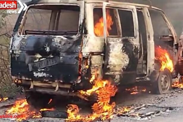 A moving Maruti van caught fire in Jalaun, the driver saved his life by jumping out.