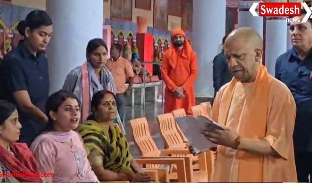 गोरखनाथ मंदिर में मुख्यमंत्री योगी आदित्यनाथ का जनता दरबार, 200 लोगों की सुनीं समस्याएं