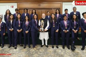PM मोदी से मिली महिला वर्ल्ड कप विजेता टीम इंडिया, खिलाड़ियों ने दी ऑटोग्राफ वाली स्पेशल जर्सी