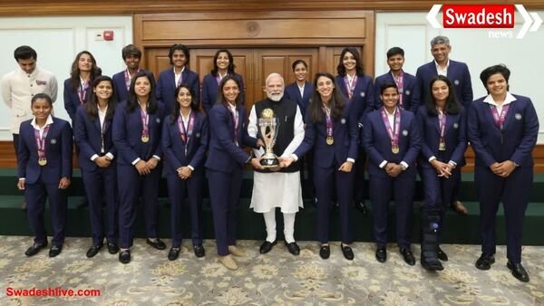 PM मोदी से मिली महिला वर्ल्ड कप विजेता टीम इंडिया, खिलाड़ियों ने दी ऑटोग्राफ वाली स्पेशल जर्सी