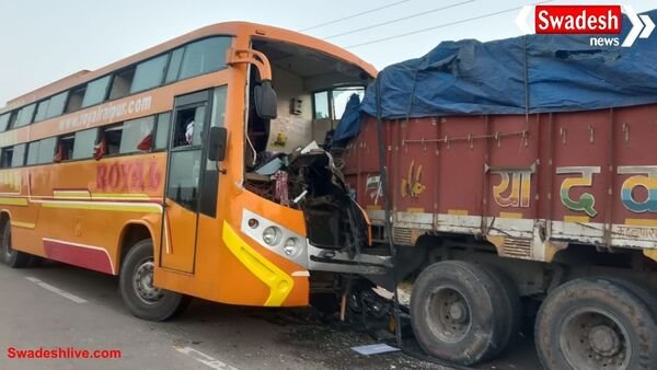 रायपुर-सीतापुर बस हादसा: खड़ी ट्रक में बस घुसी, कई घायल