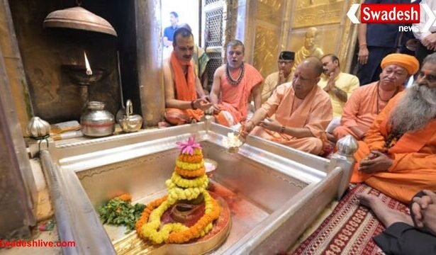 मुख्यमंत्री योगी आदित्यनाथ ने काशी विश्वनाथ और काल भैरव के किए दर्शन, सतुआ बाबा आश्रम में संतों से भेंट