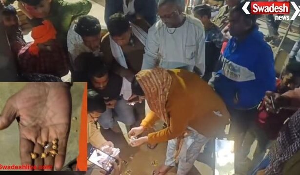 UP: श्रंगीरामपुर में खजाने की गूंज मंदिर की खुदाई में निकला सोना, गांव में मचा हड़कंप