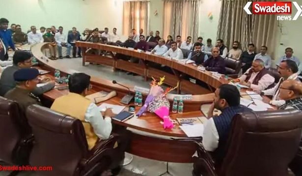 आगरा: स्कूलों के ऊपर से हटेंगी हाईटेंशन लाइनें, विद्युत व्यवस्था पर समीक्षा बैठक