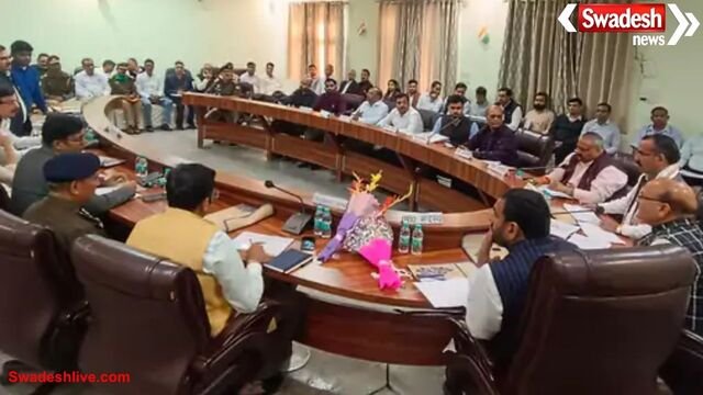 आगरा: स्कूलों के ऊपर से हटेंगी हाईटेंशन लाइनें, विद्युत व्यवस्था पर समीक्षा बैठक