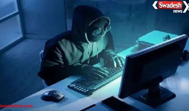 आगरा में बुजुर्ग दम्पत्ति साइबर ठगी के शिकार, वॉट्सएप लिंक खोलते ही अकाउंट से निकले 32,700 रुपये