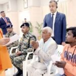 मुख्यमंत्री योगी आदित्यनाथ ने जनता दर्शन में सुनी लोगों की समस्याएं, अधिकारियों को शीघ्र समाधान के दिए निर्देश