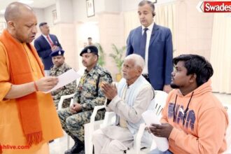 मुख्यमंत्री योगी आदित्यनाथ ने जनता दर्शन में सुनी लोगों की समस्याएं, अधिकारियों को शीघ्र समाधान के दिए निर्देश