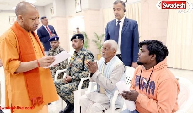 मुख्यमंत्री योगी आदित्यनाथ ने जनता दर्शन में सुनी लोगों की समस्याएं, अधिकारियों को शीघ्र समाधान के दिए निर्देश